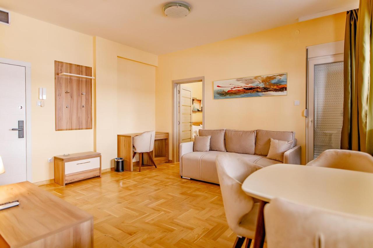 Airstar Hotel Surčin Exterior foto