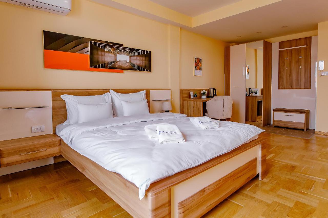 Airstar Hotel Surčin Exterior foto